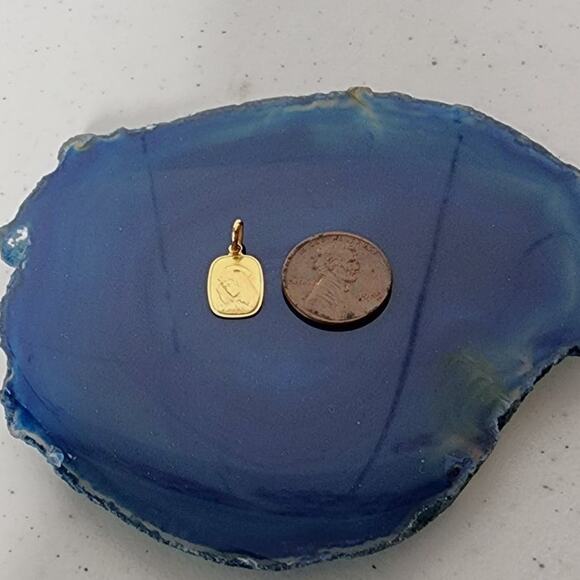 Dainty 18k Fine Yellow Gold Madonna Virgin Mary Religious Medal Pendant - Picture 3 of 9
